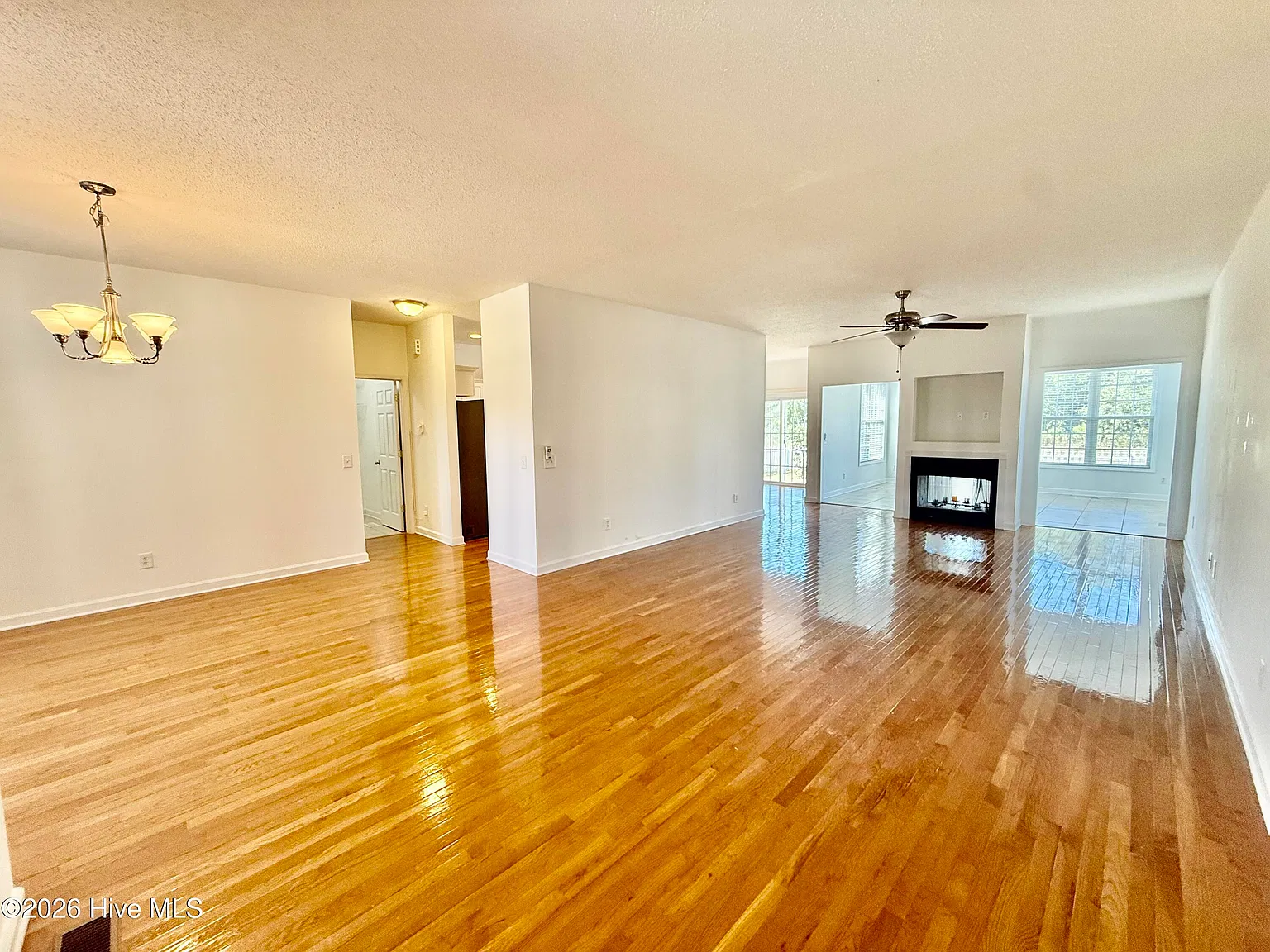 3 bed, 2.0 bath, 2181 sqft, $2,200 — Photo 4