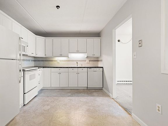 3rd image of 190 High St APT 509
