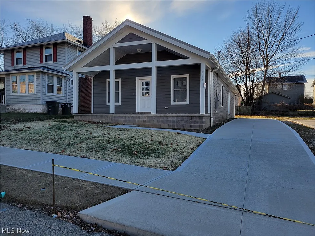 2556 Albrecht Ave photo 1