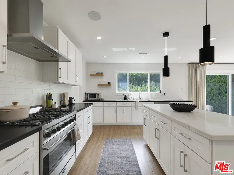 13506 Chandler Blvd — Photo 8