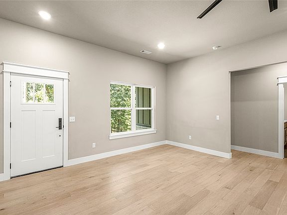 4th image of 4 Goring Cir