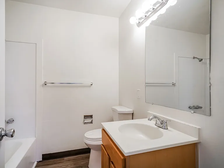 Riviera Apartments — Photo 3
