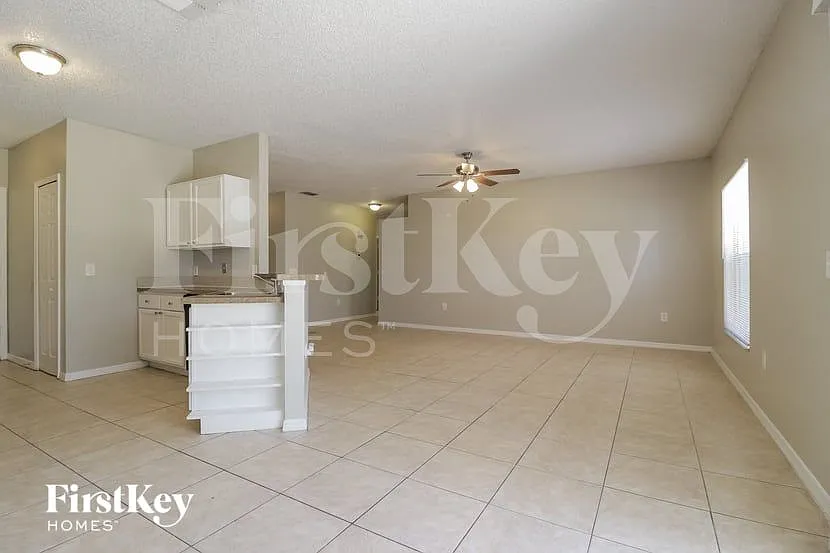 4 bed, 2.0 bath, 1300 sqft, $1,555 — Photo 3