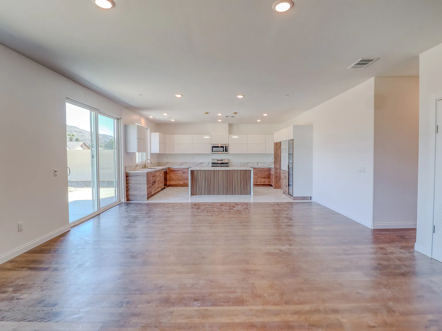 4 bed, 2553 sqft, $4,600 — Photo 4