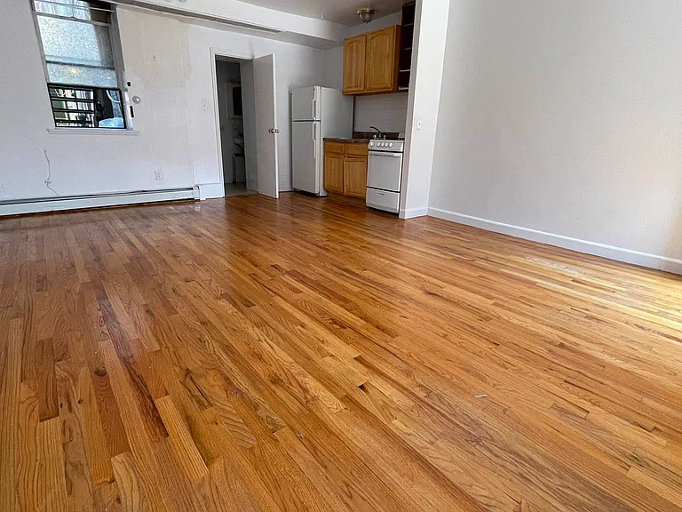 165 Montrose Ave #A — Photo 2