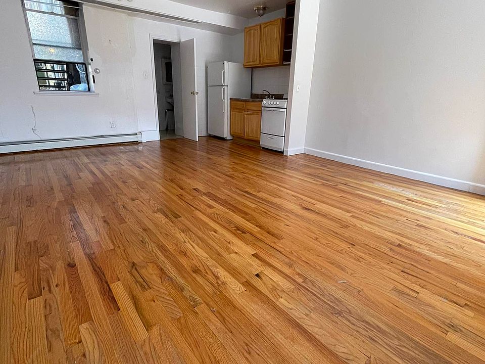 2nd image of 165 Montrose Ave APT A