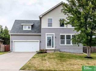 704 Summit Ridge Dr, Papillion, NE 68046