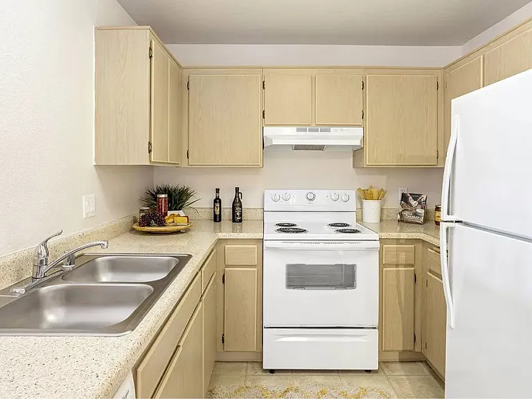 La Regencia Apartments — Photo 29