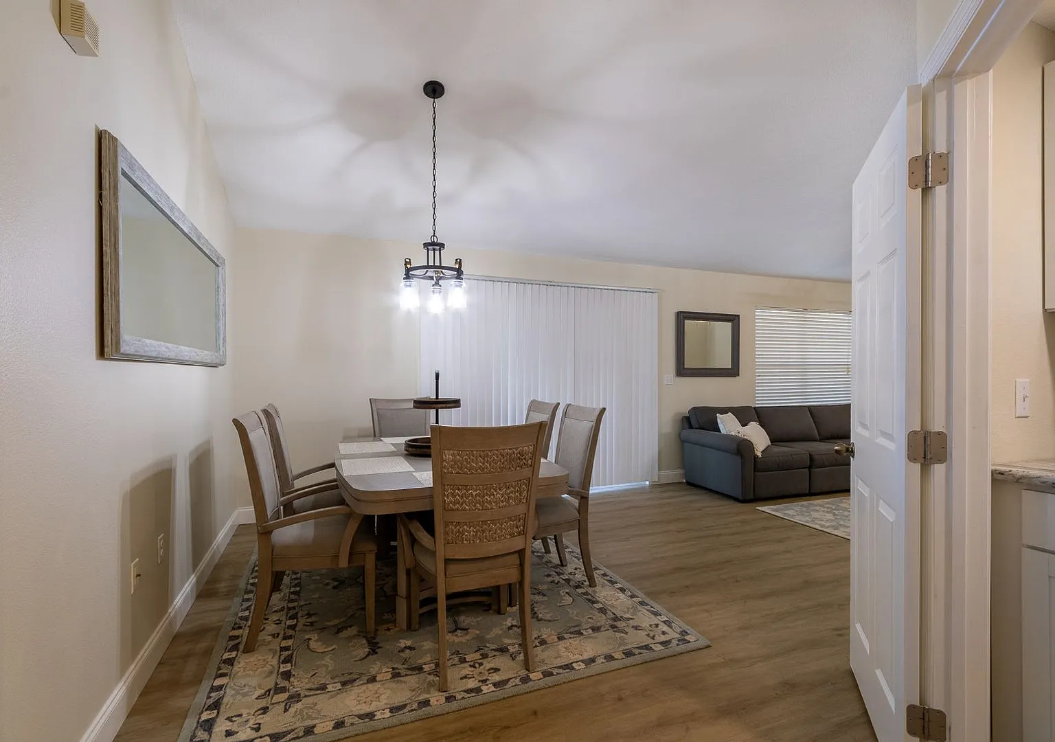 Beautifully Renovated 2/2 Condo in The Links - Partially Furnished — Photo 3