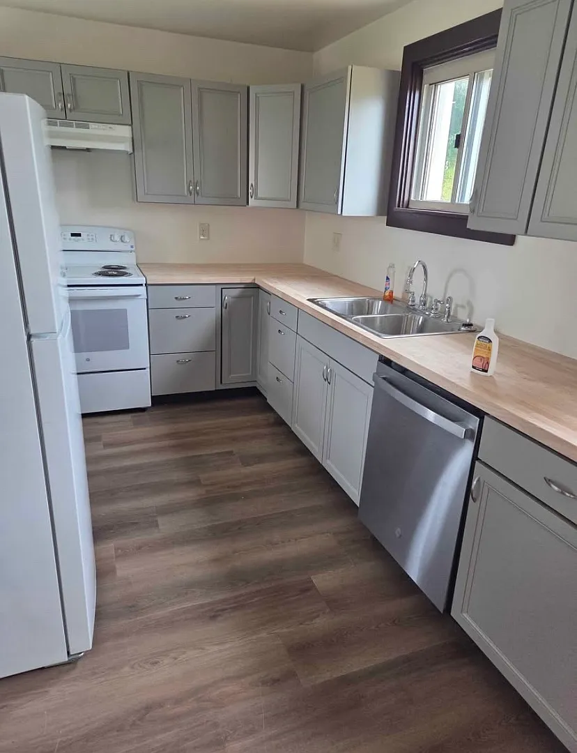 3 bed, $1,400 — Photo 2