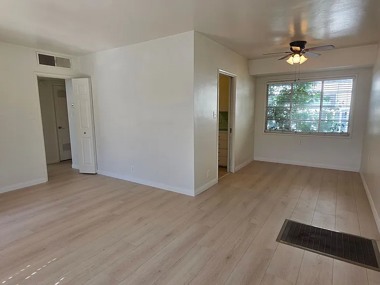2904 Sunset Ave - Apartment — Photo 8