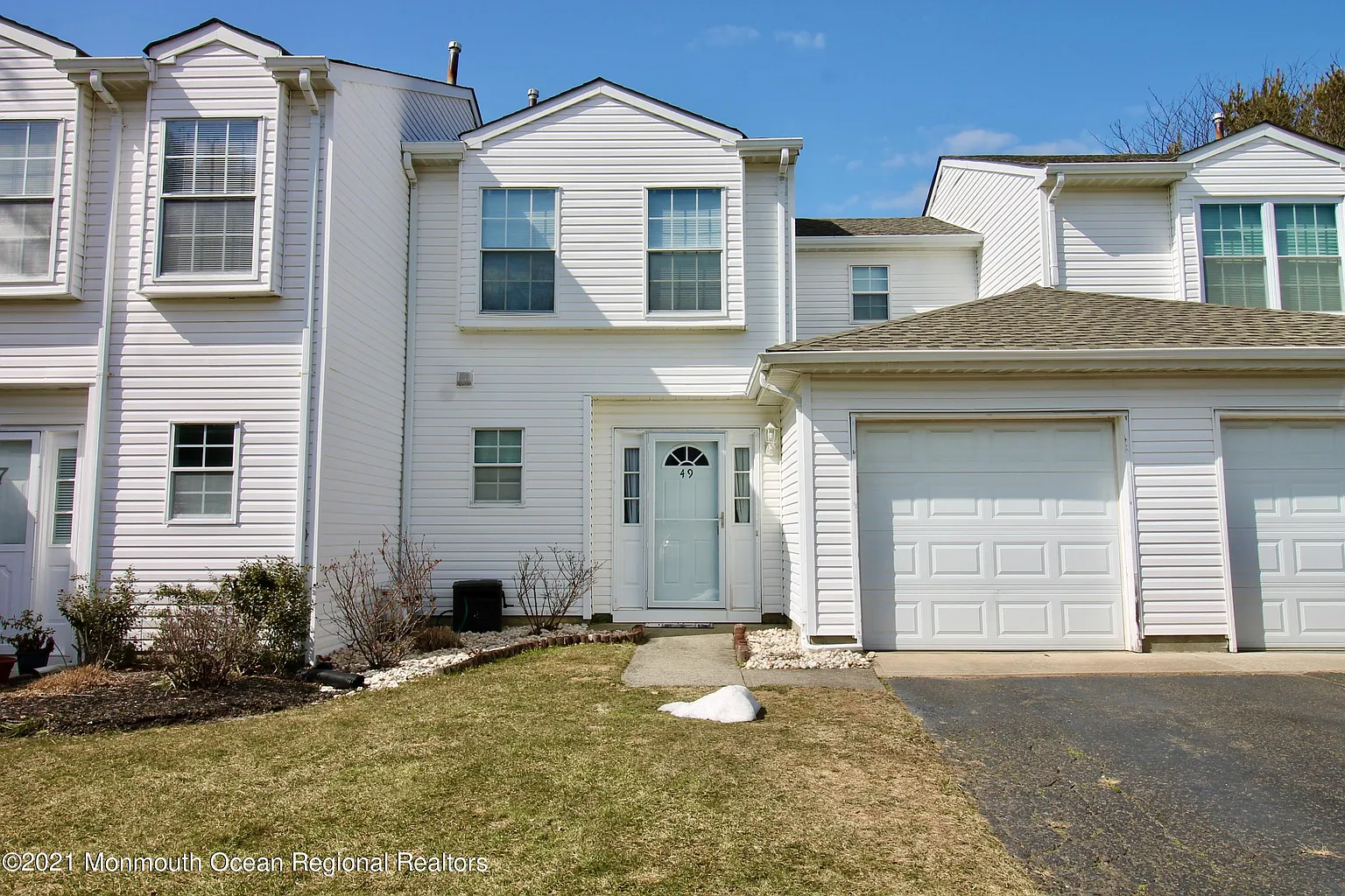 49 S Pointe Cir photo 1