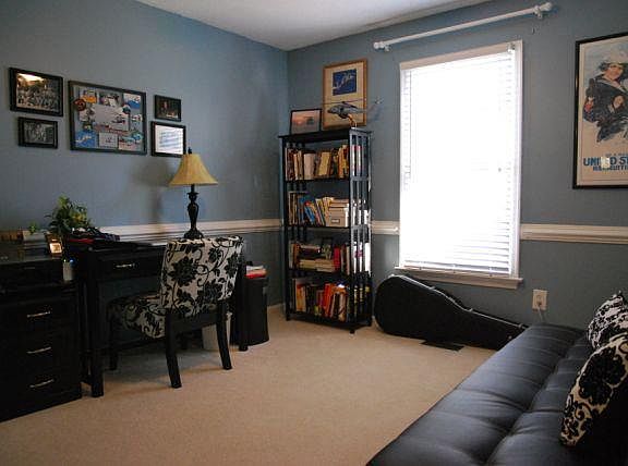 Bedroom (can fit/full or queen bed)