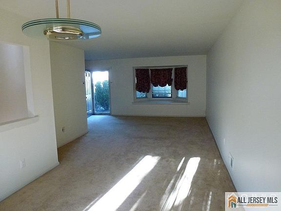 3rd image of 3304 Stonehedge Rd