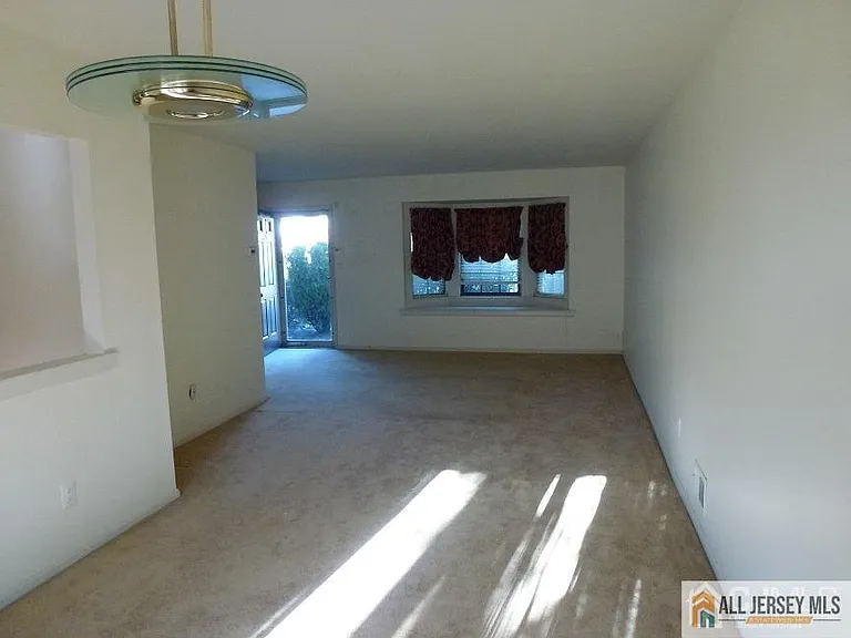3304 Stonehedge Rd — Photo 3