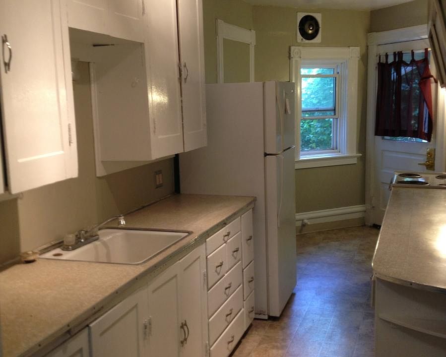 1st image of 209 E Broadway St APT 1