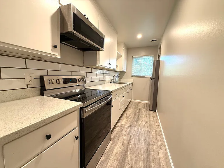 2660 Flores St — Photo 2