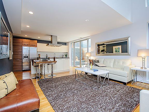 4th image of 1214 N Wood St #102