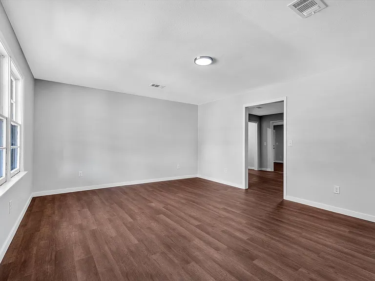 107 E Elm St — Photo 2