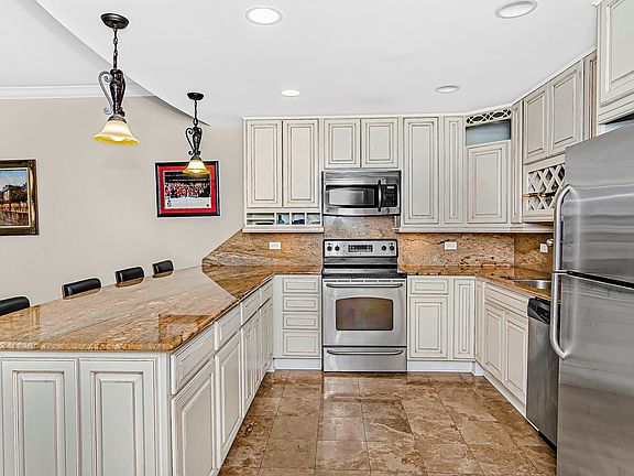 3rd image of 211 E Ohio St APT 621