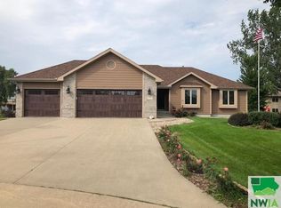 375 Partridge Cir, Dakota Dunes, SD 57049