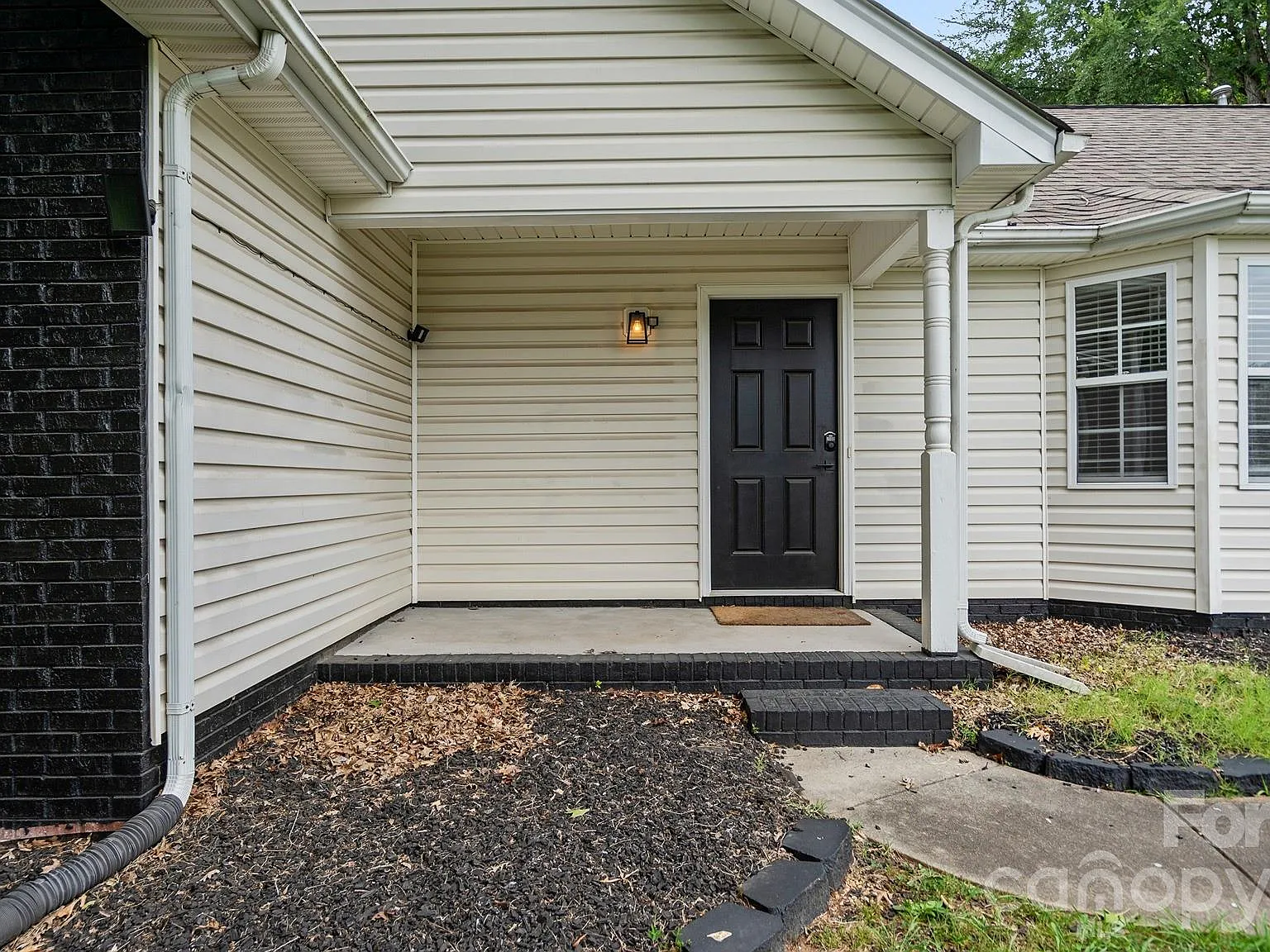 3 bed, 2.0 bath, $2,200 — Photo 2