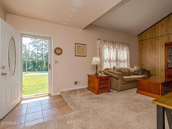 3rd image of 330 Diamond Road
