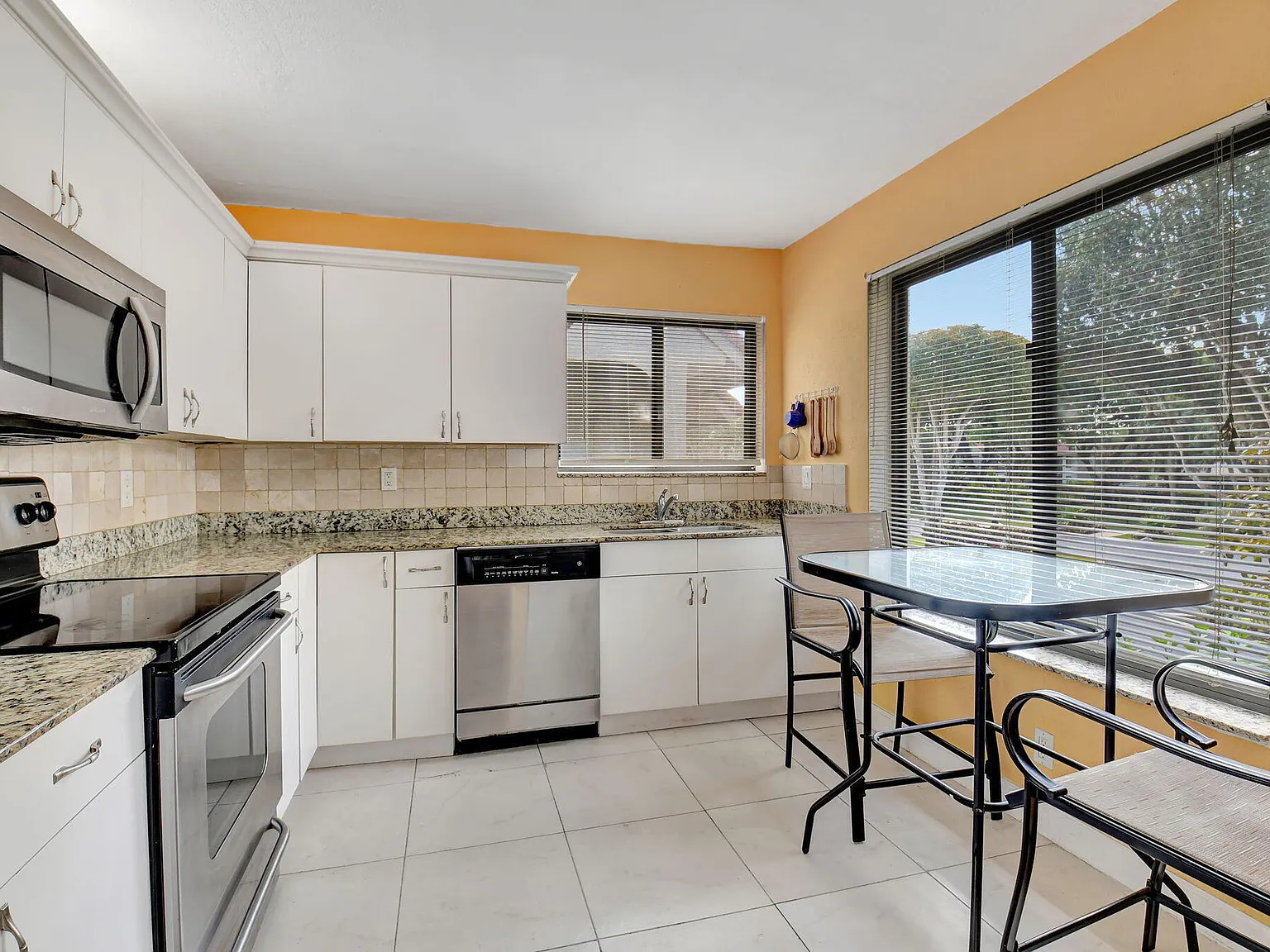 2 bed, 2.0 bath, 1084 sqft, $2,800 — Photo 3