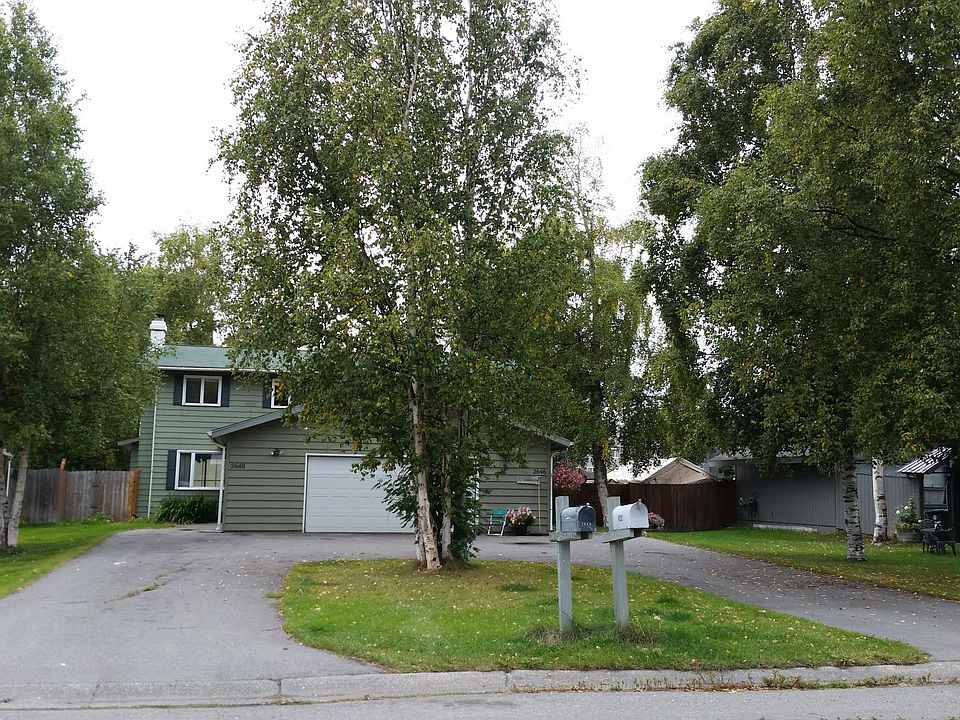 Circular driveway at 2648 Lee Street on a Quiet Culdesac
