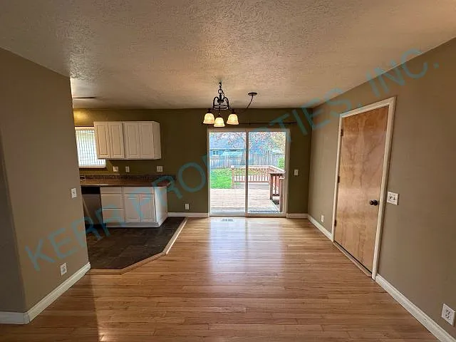 635 SE Juniper Ct E — Photo 4