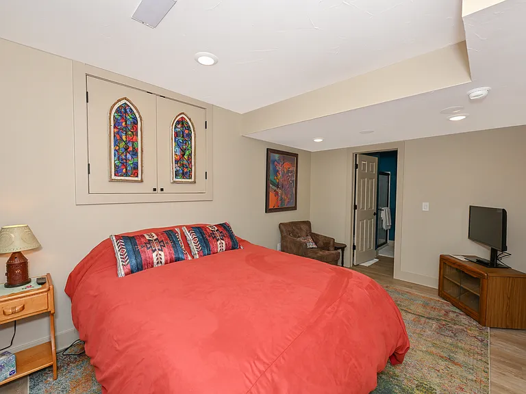 Master BR (our Kaleidoscope room!) includes TV, queen bed with electronic adjustable bed frame. Choice of Marriott pillows or gel foam, down comforter, extra blankets and sheet set. Egress window installed per building/fire code.