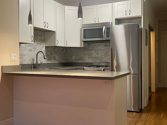4th image of 2165 Larkin St #105