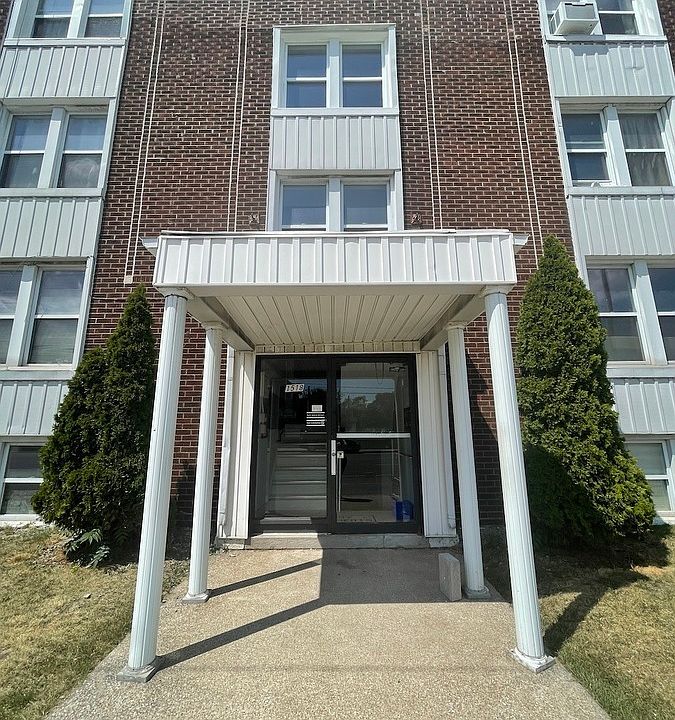 1st image of 1518 University Ave W Unit A1