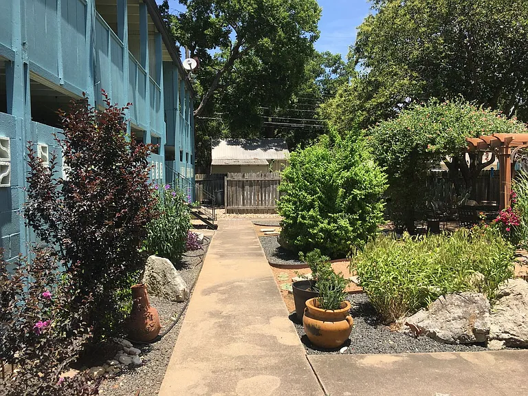 1808 W 35th St #13 — Photo 7