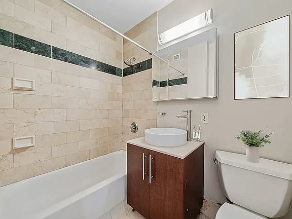 4th image of 90 John St #1007