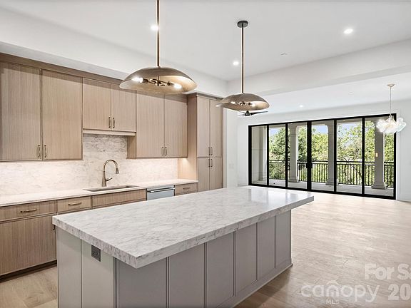 3rd image of 409 Queens Rd #301