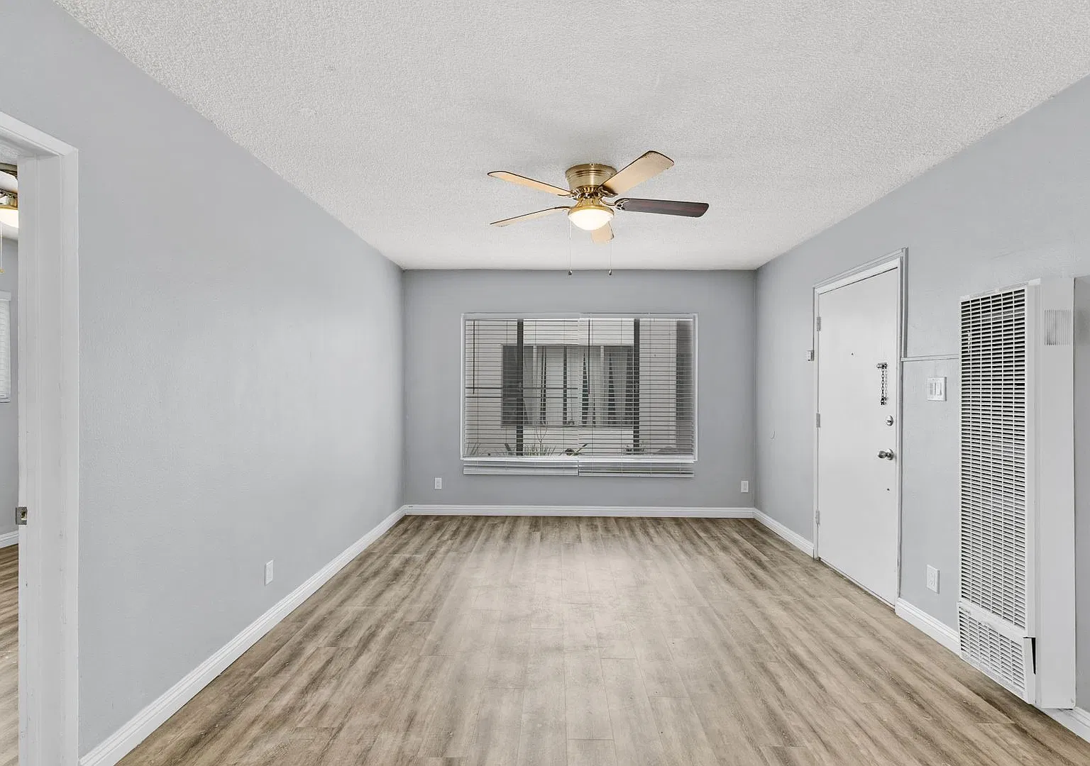Beautiful 2 Bedroom, 1 Bath Apartment Move-In Ready! — Photo 4