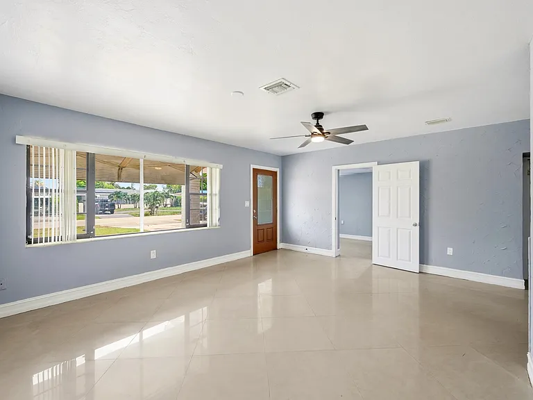 740 E Evanston Cir — Photo 13
