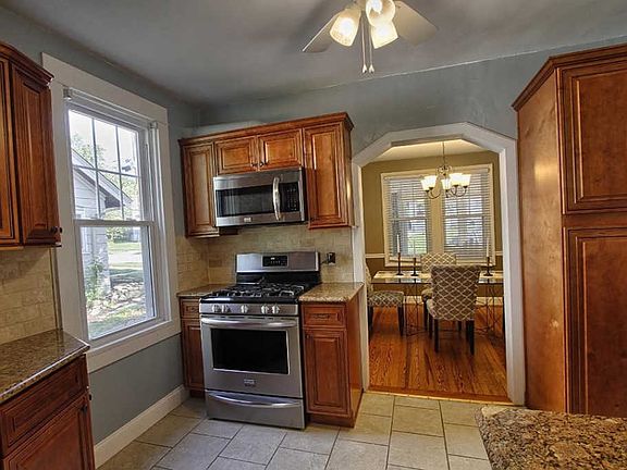 4th image of 3689 Saybrook Ave