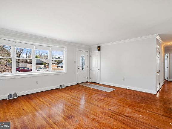 3rd image of 26 Karen Dr