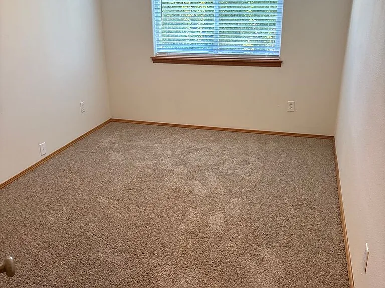 204 SE Kane Dr — Photo 2