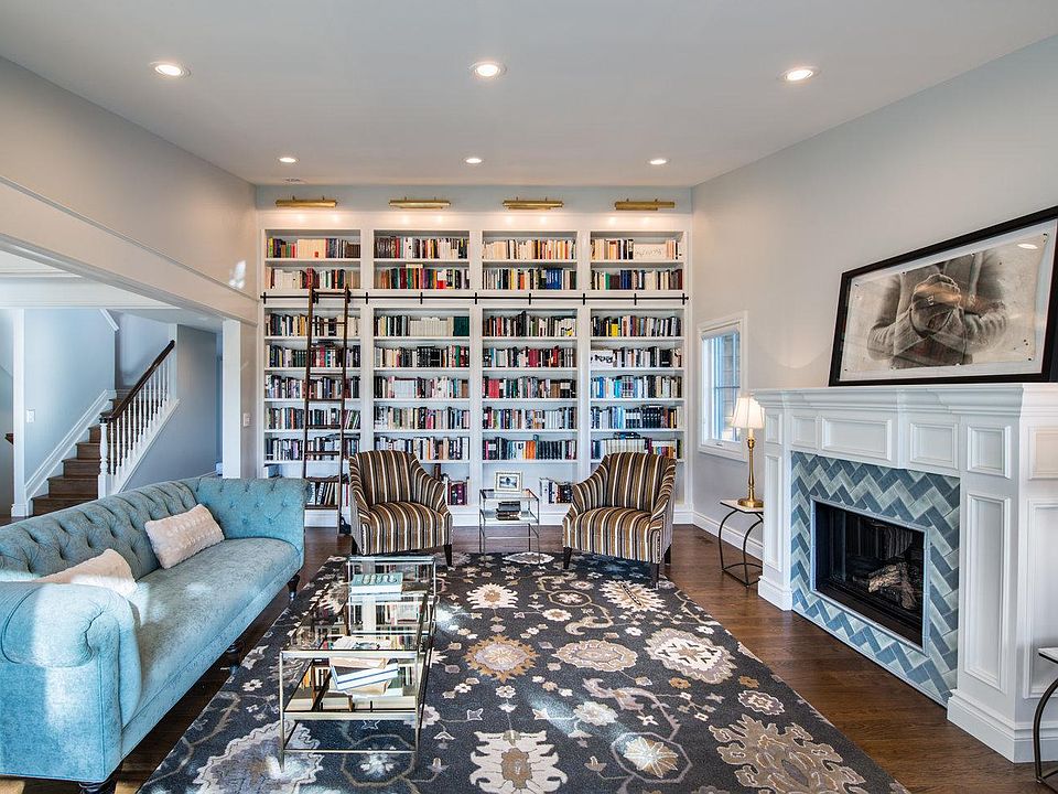Living Room/Bookshelves