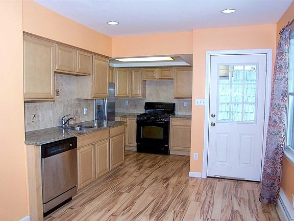 4th image of 2872 Locust Ave