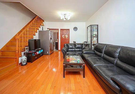 4th image of 2287 E 28th St