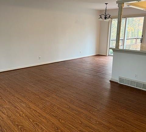 5th image of 325 Bradford Dr