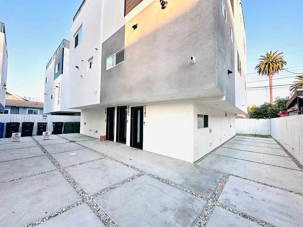 3 bed, 3.5 bath, 1270 sqft, $4,195 — Photo 3