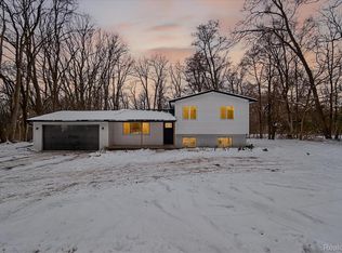 10031 Carmer Rd, Fenton, MI 48430