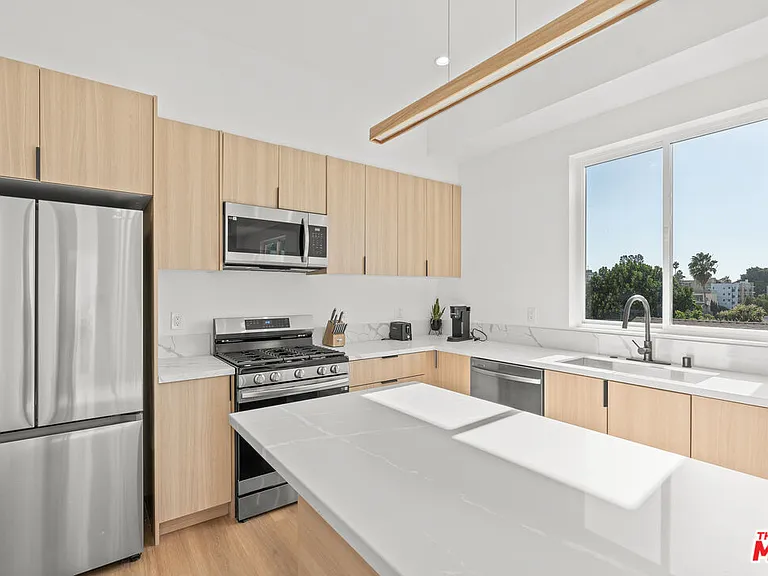 236 S Carondelet St — Photo 3
