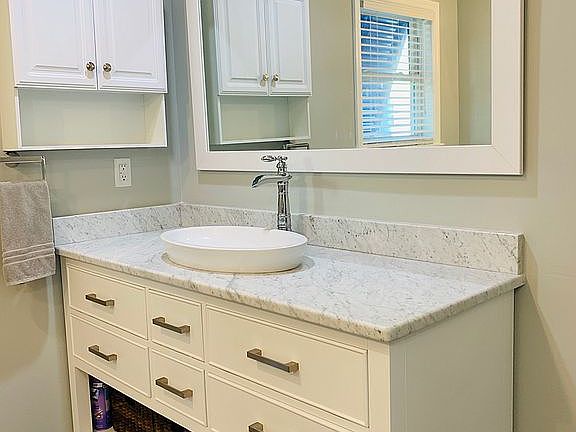 Master vanity/sink