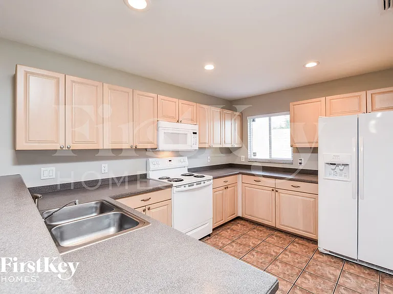 18606 Cedar Dr E — Photo 6